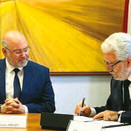 Signature de la convention de financement Son Excellence le Ministre de la Santé, le docteur Firas Abiad et Albert Kfouri, président de Malte Liban signant la convention de financement dans les locaux de l’ESA (Ecole Supérieure des Affaires).