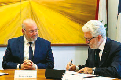 Son Excellence le Ministre de la Santé, le docteur Firas Abiad et Albert Kfouri, président de Malte Liban signant la convention de financement dans les locaux de l’ESA (Ecole Supérieure des Affaires).