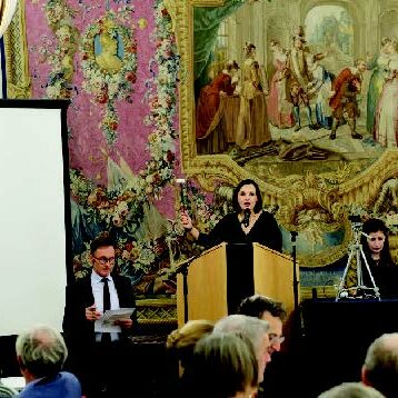 Maître Blandine Camper, commissaire-priseure, adjugeant l’un des tableaux.